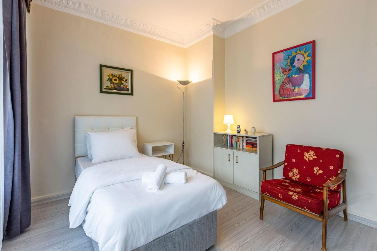 Charming Apartment Surrounded By Vibrant Attractions In Kadikoy Κωνσταντινούπολη Εξωτερικό φωτογραφία